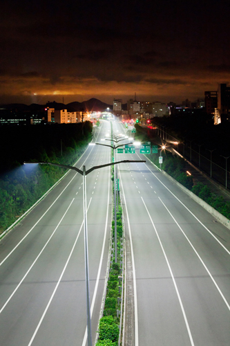 Comparisons between high pressure sodium lighting and LED highway lighting